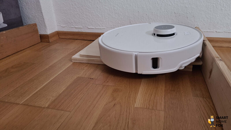 Roborock Qrevo Curv überwindet im Test eine 3cm hohe Tü5rschwelle.